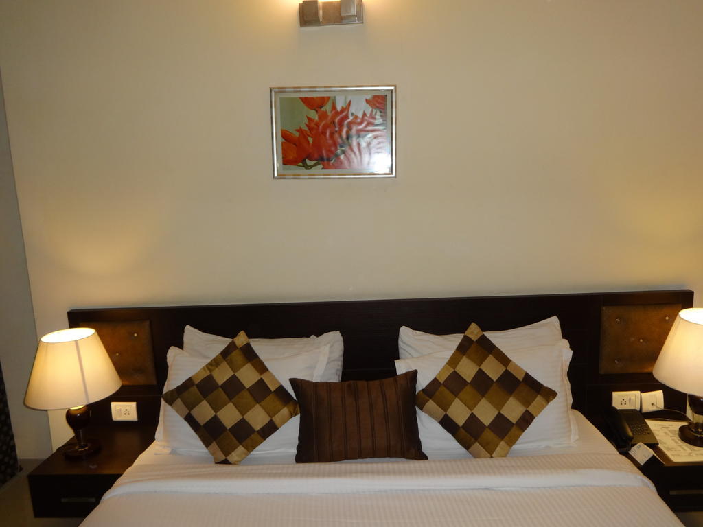 Hotel Gautam Residency Нью-Делі Номер фото